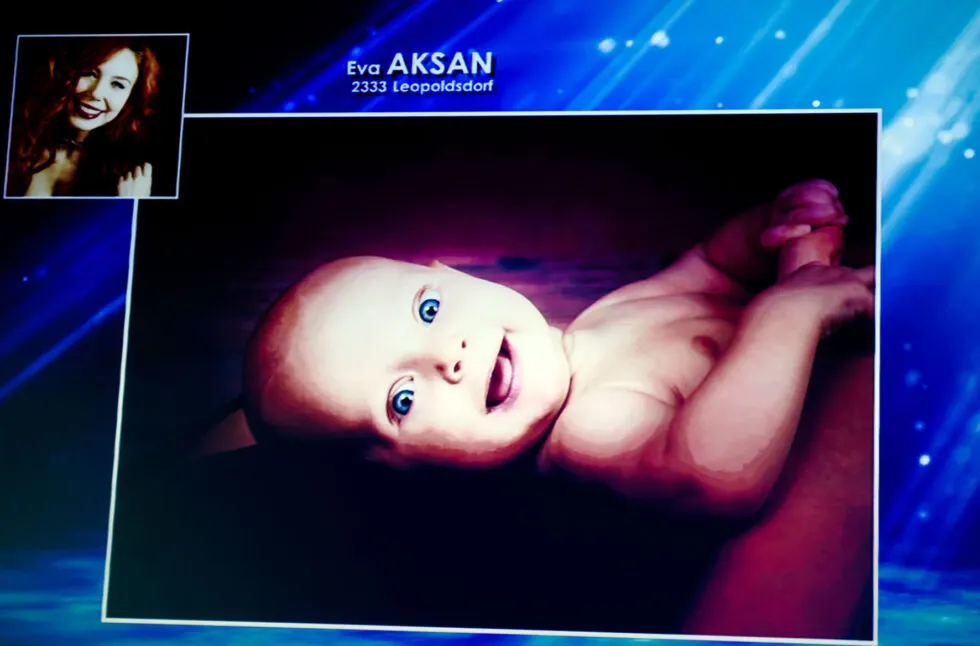 Projizierte Präsentationsfolie mit Babyfoto, kleinem Porträt und Beschriftung Eva Aksan Leopoldsdorf