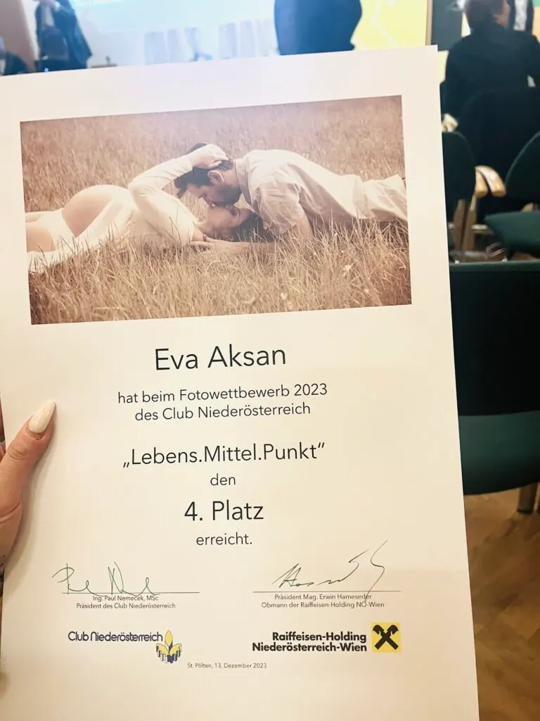 Hand hält Urkunde des Club Niederösterreich, 4. Platz für Eva Aksan beim Fotowettbewerb 2023