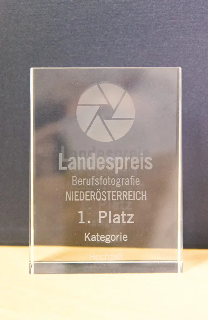 Glastrophäe mit Gravur Landespreis Berufsfotografie Niederösterreich, 1. Platz Kategorie Hochzeit