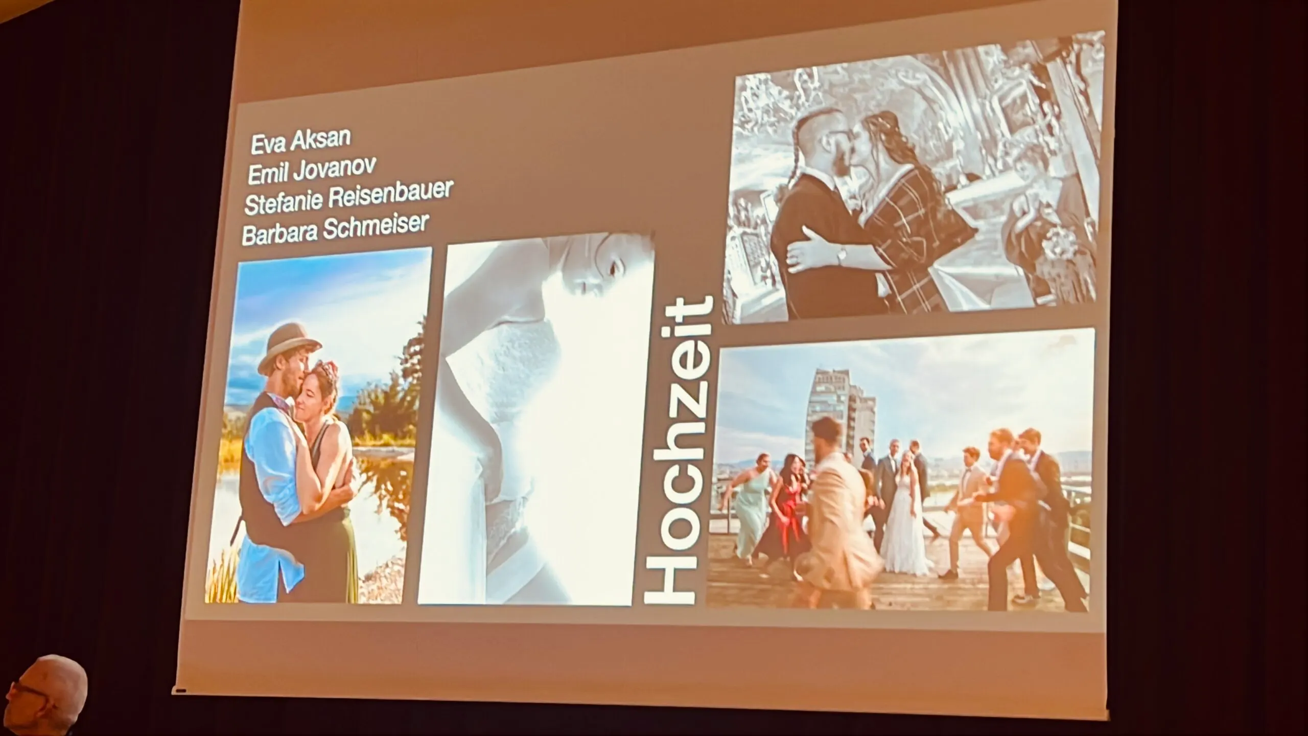 Projektion bei der Preisverleihung mit vier Hochzeitsfotos und Namensliste der Kategorie Hochzeit