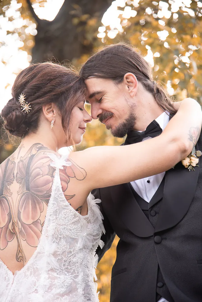 Stirn an Stirn: Angis großes Rückentattoo, Sternnadeln im Haar und sein Revers mit Rosen-Anstecker.