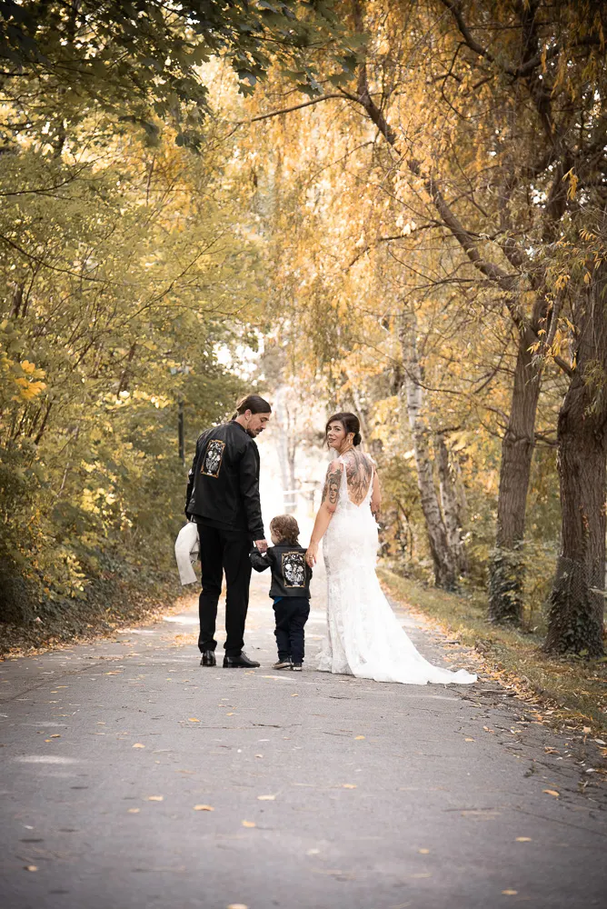 Hand in Hand mit einem kleinen Buben gehen die beiden die herbstliche Allee entlang, Angi blickt zurück.