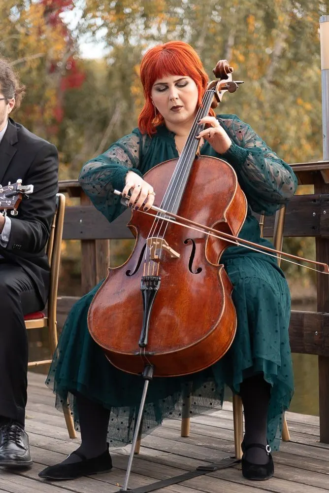 Eine Cellistin spielt zur Trauung am Wasser