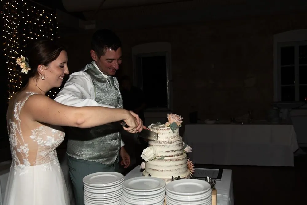 Anja und Martin schneiden die Naked Cake im Kerzenlicht an
