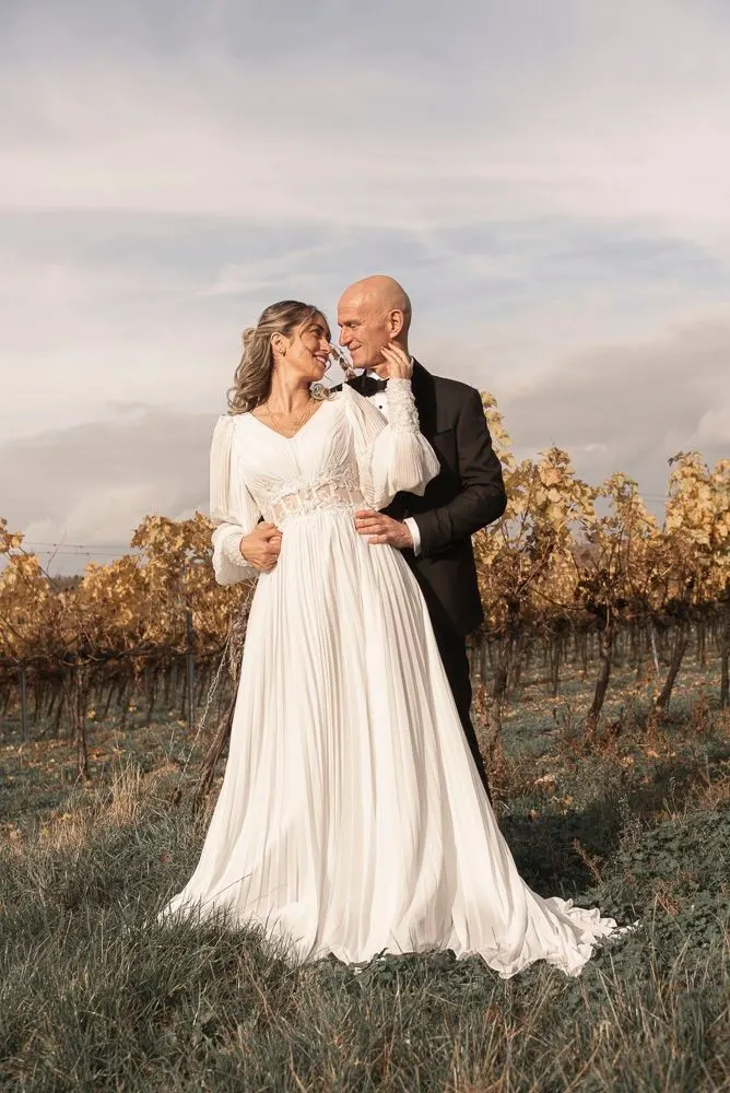 Duygu und Christof im herbstlichen Weingarten unter Wolkenhimmel
