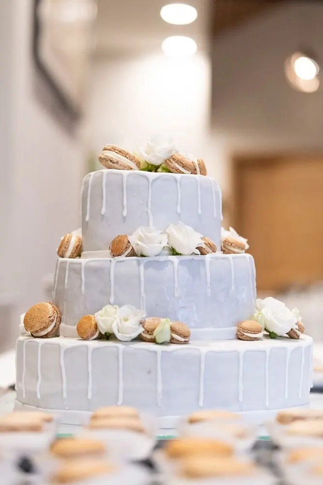 Dreistöckige Torte mit Macarons und weißen Rosen