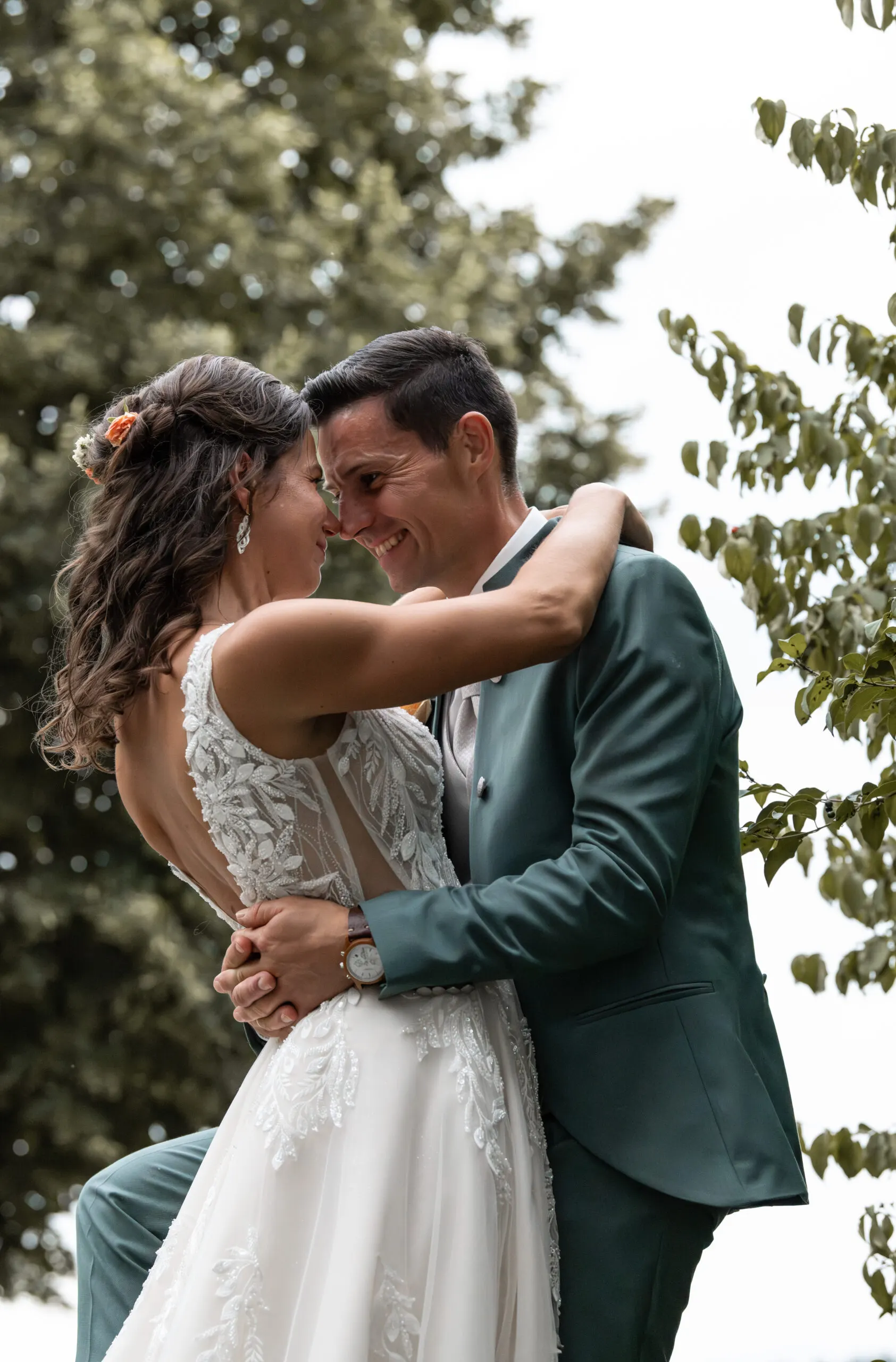 Elisa und Stefan lachen sich Nase an Nase an, ihre Arme um seinen Hals gelegt