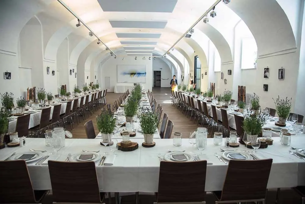 Festsaal mit Tafeln und Lavendel als Tischschmuck