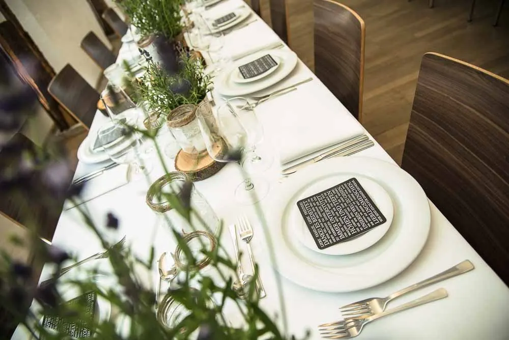 Gedeck mit Lavendel und schwarzer Menükarte