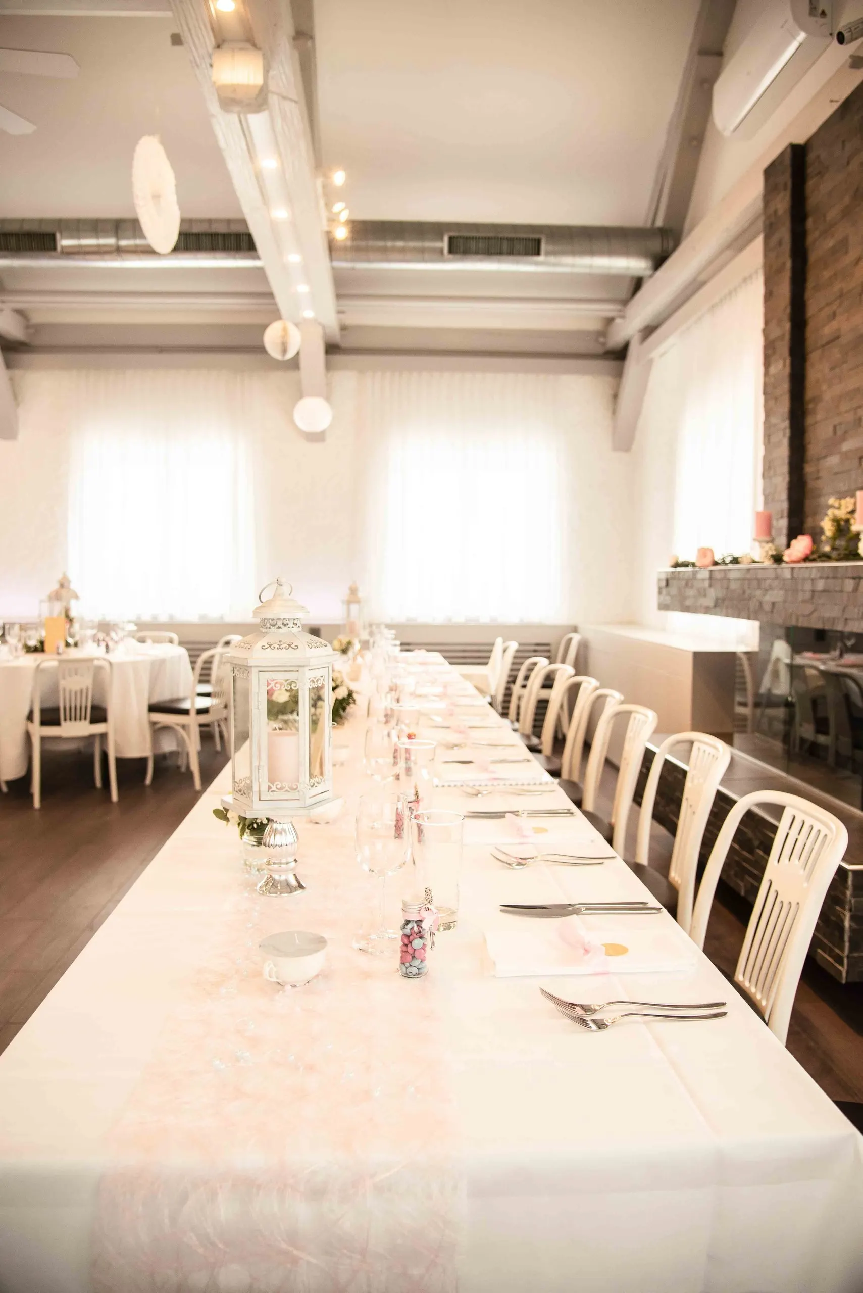 Der Festsaal mit langer weiß gedeckter Tafel und hellen Fenstern