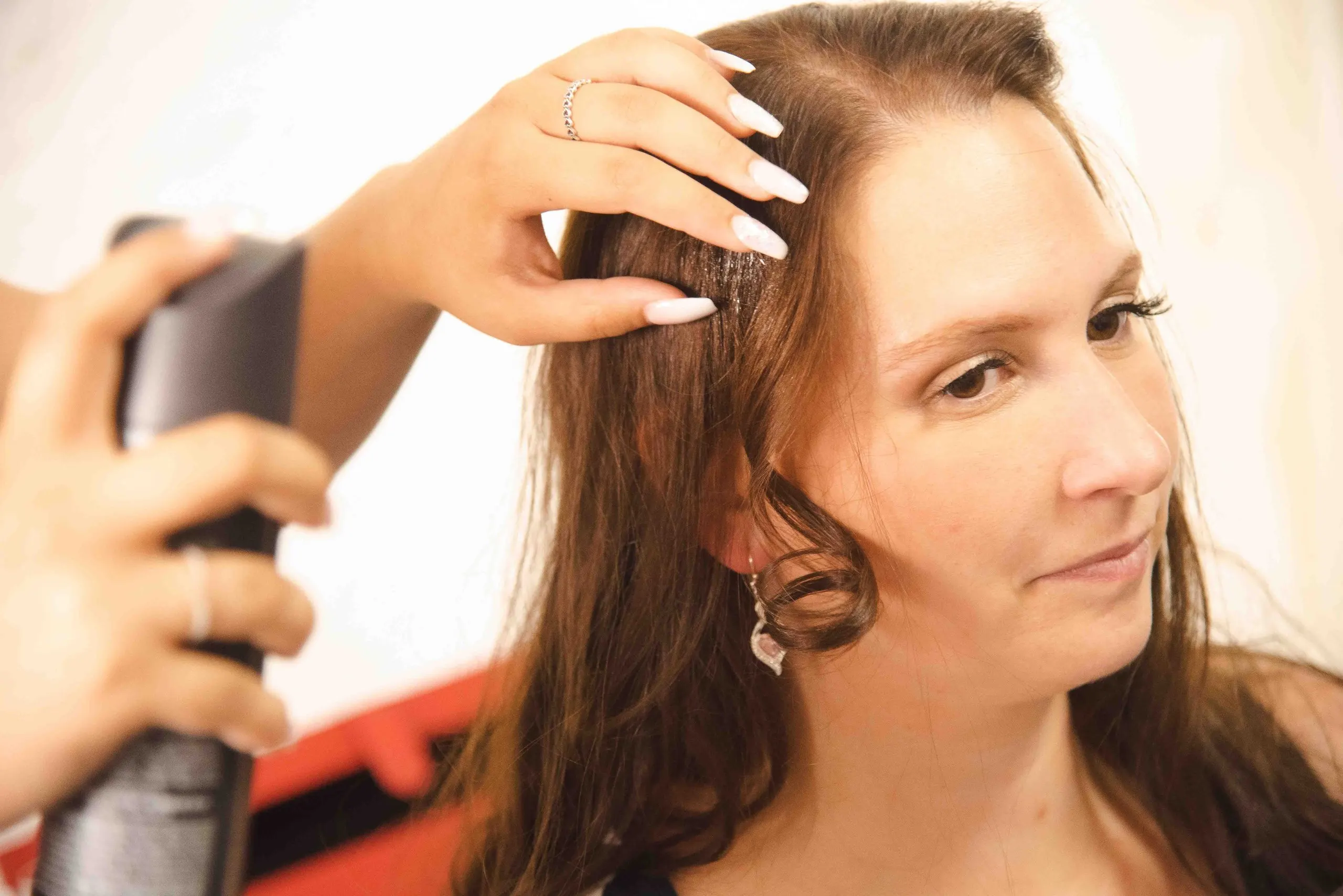Beim Styling werden der Braut die Haare gerichtet