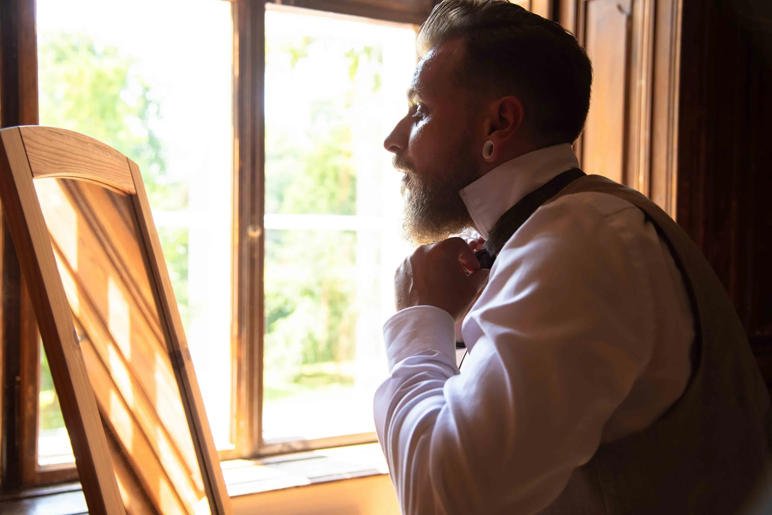 Der Bräutigam am Fenster im Gegenlicht