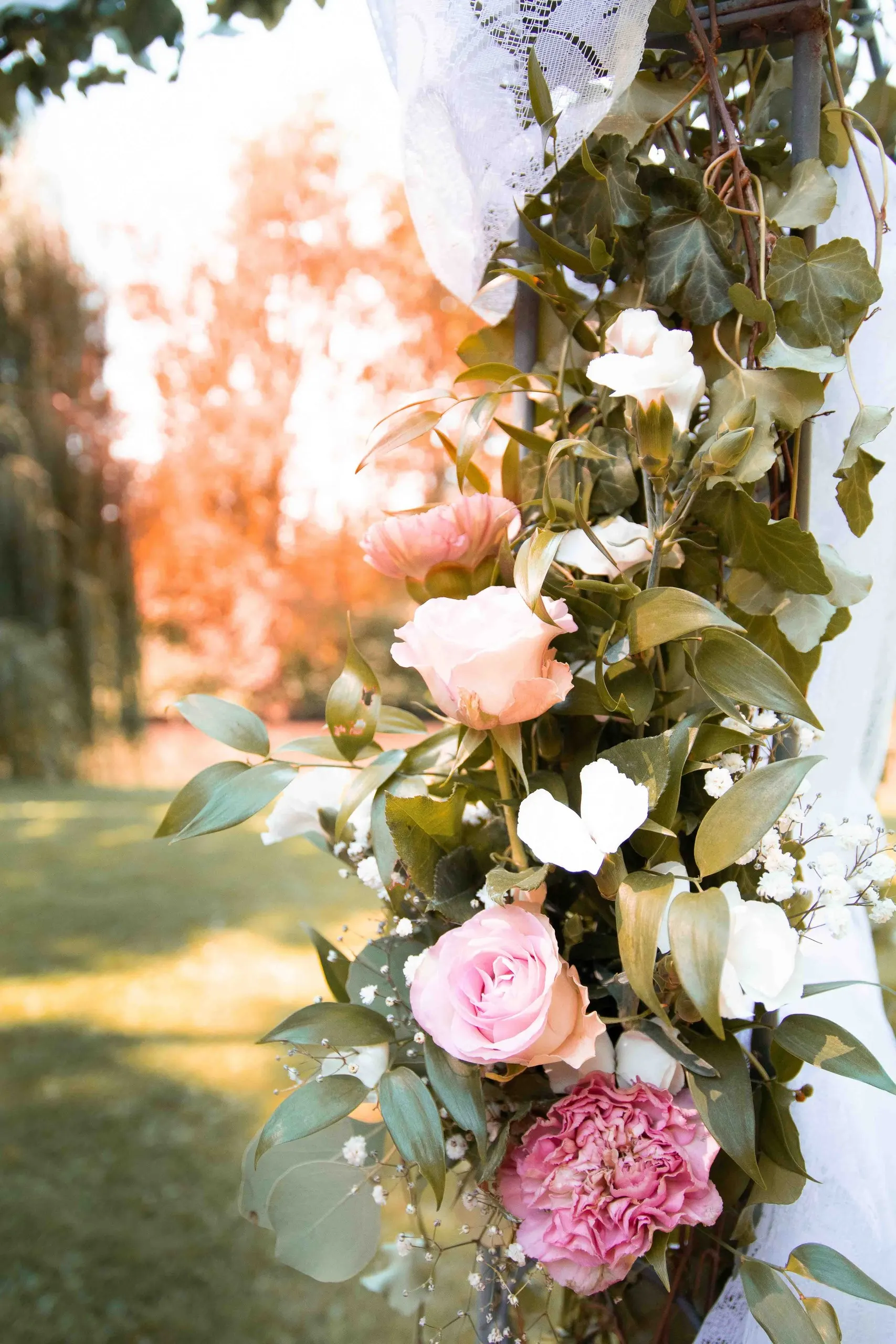 Blumenbogen mit rosa Pfingstrosen und Eukalyptus im Schlosspark