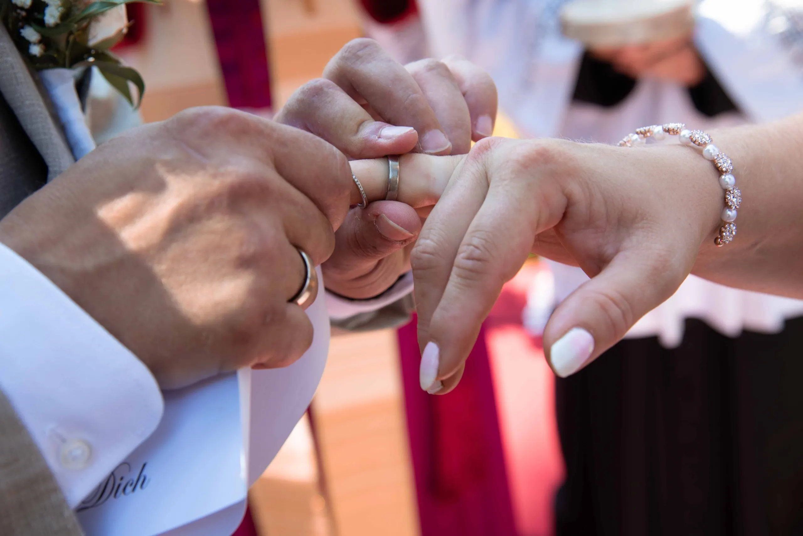 Der Ring gleitet an den Finger