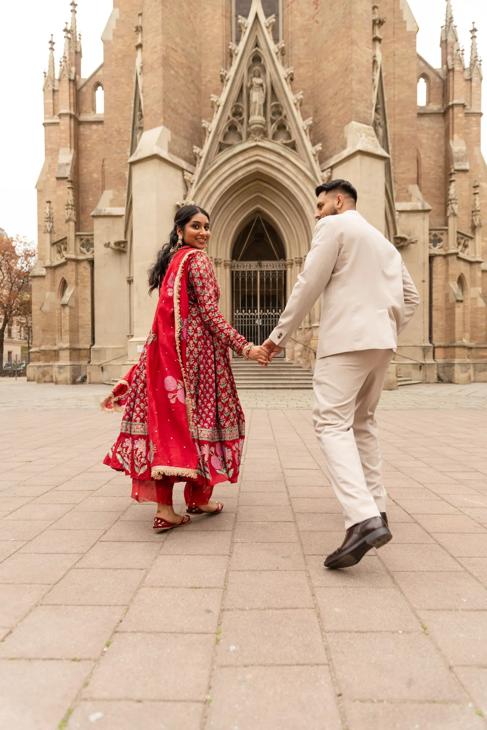 Hand in Hand vor der gotischen Kirche