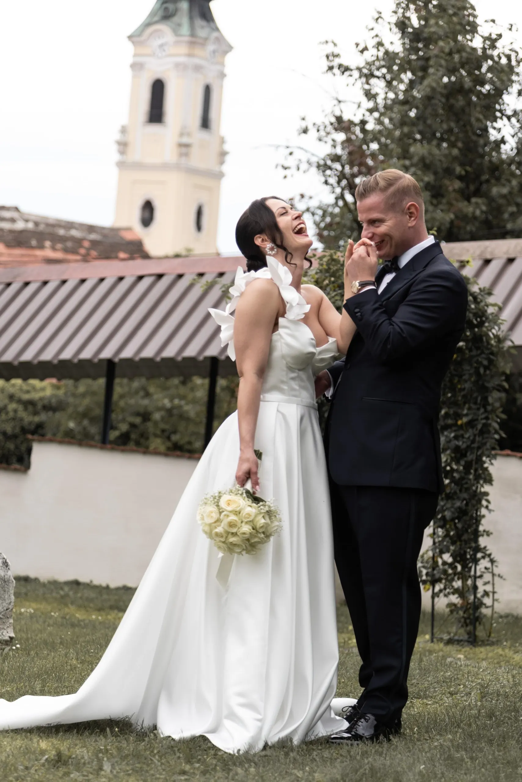 Julia und Denis im Garten, dahinter ein barocker Kirchturm