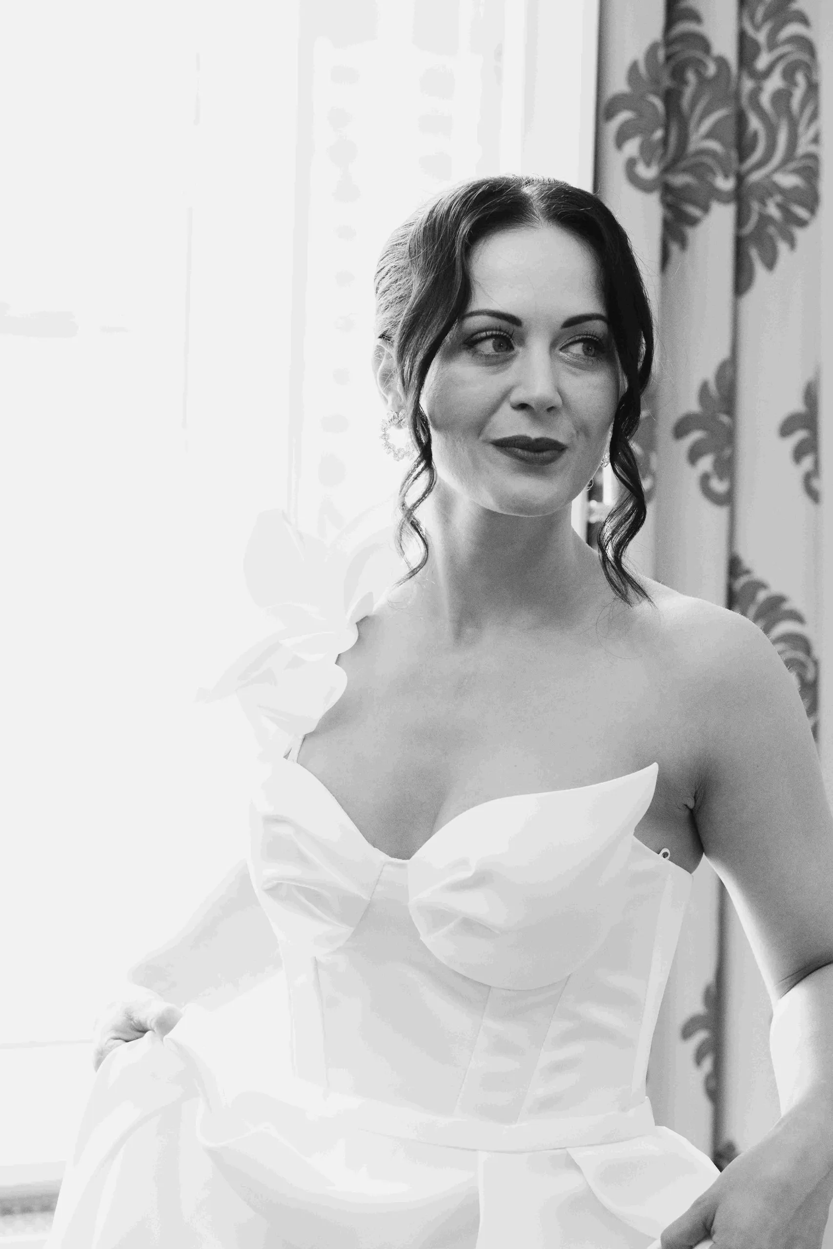Schwarzweiß: Julia mit Blütenapplikation am Kleid und dunklen Lippen