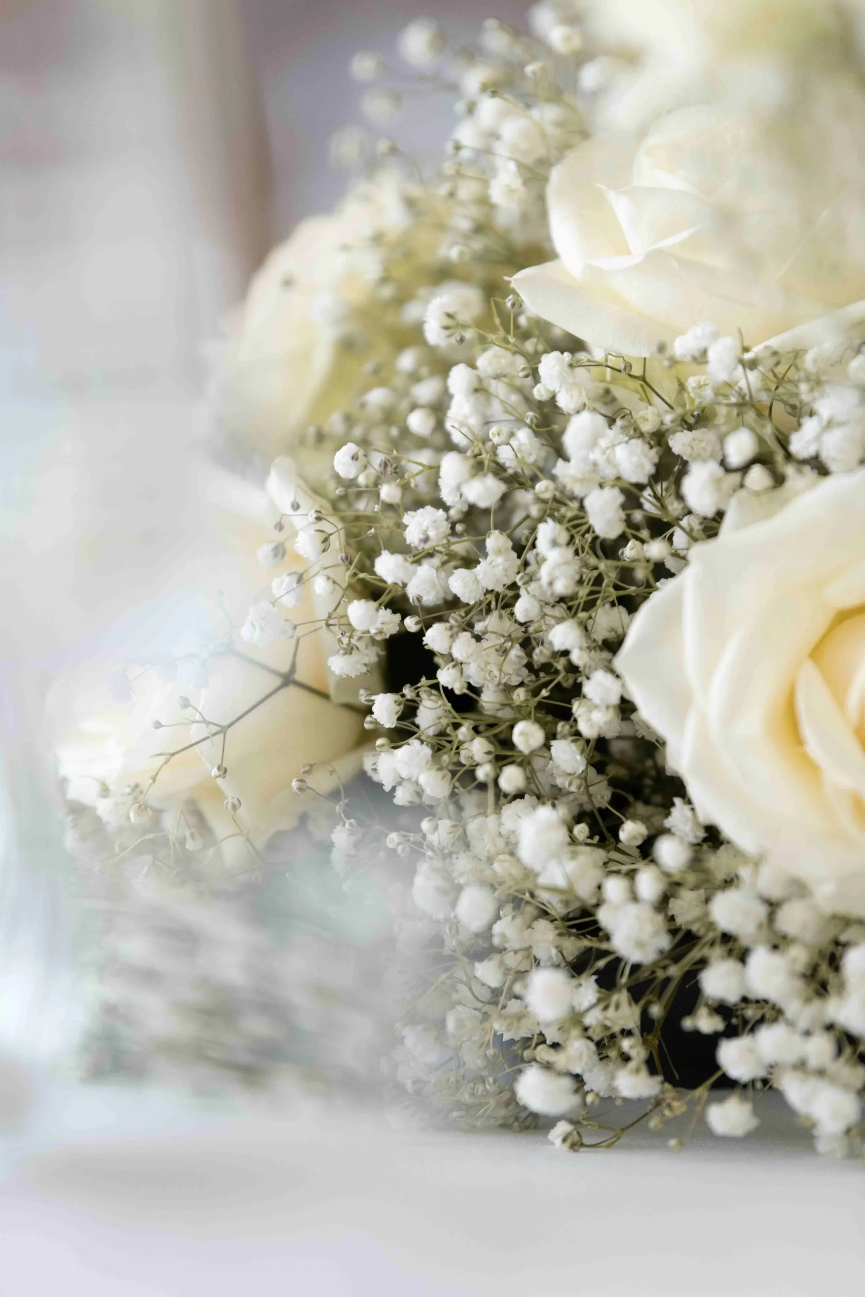 Brautstrauß aus weißen Rosen und Schleierkraut in Nahaufnahme
