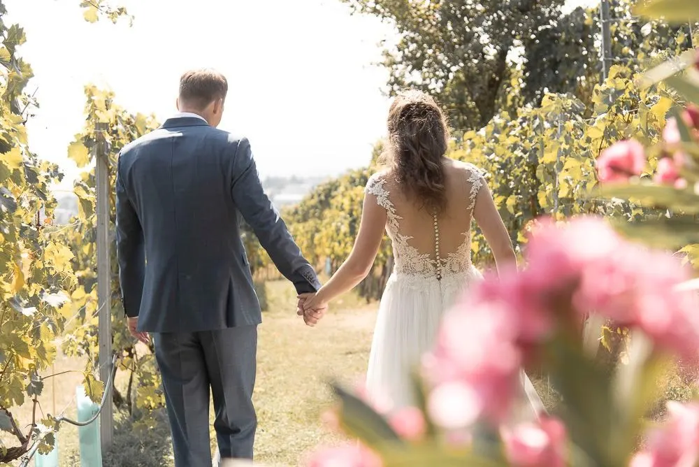 Hand in Hand zwischen den Rebzeilen, Oleander im Vordergrund