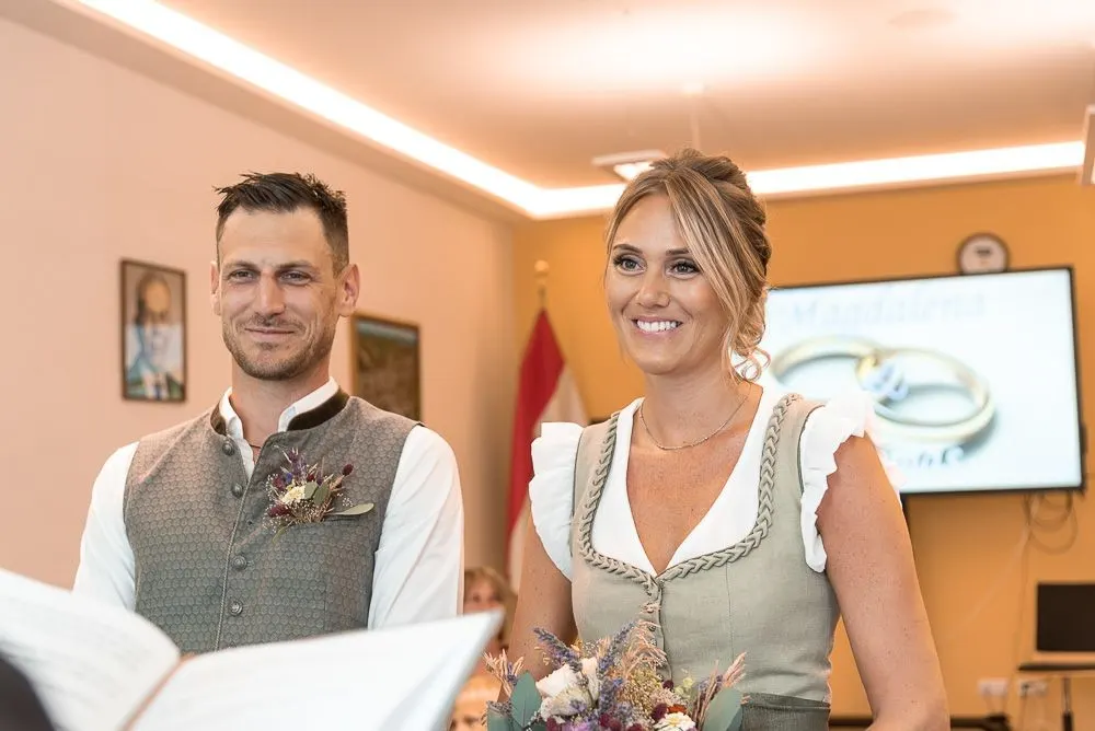 Im Standesamt Hohenruppersdorf: Magdalena und Thomas in Tracht lächeln