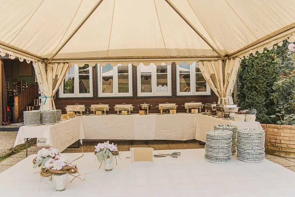 Das Festzelt der Heurigenschenke mit weiß gedeckter Tafel