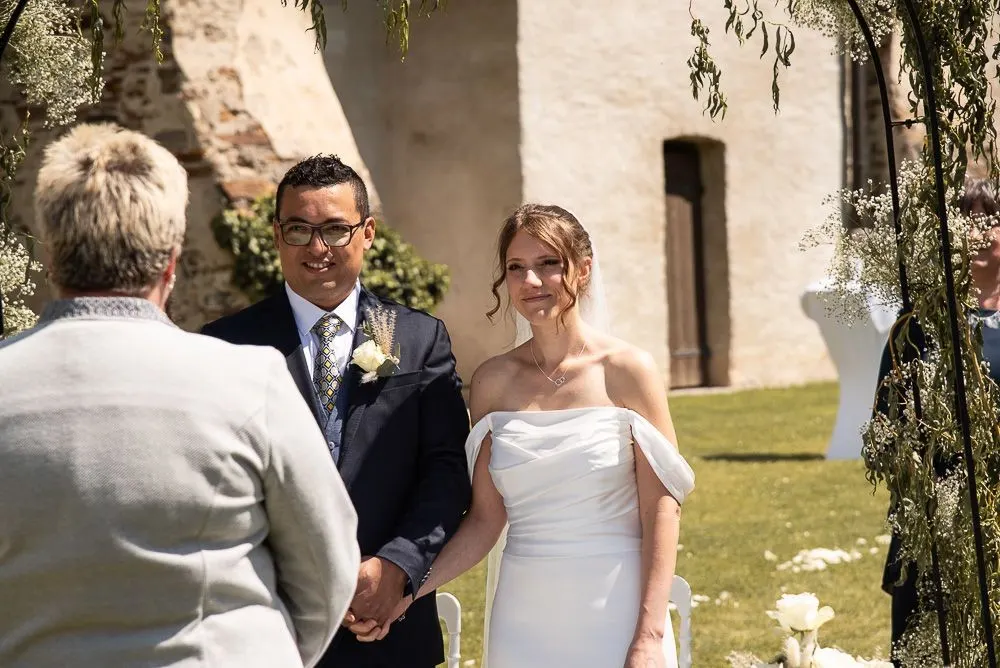 Trauung im Schlosshof: Stefanie und Ramiro vor der Traurednerin