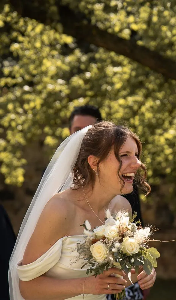 Stefanie lacht mit ihrem Strauß, Weidenzweige im Hintergrund