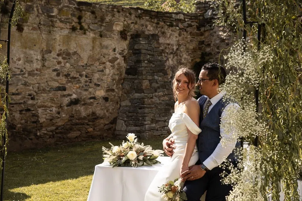 Stefanie und Ramiro am Trautisch unter den Weiden
