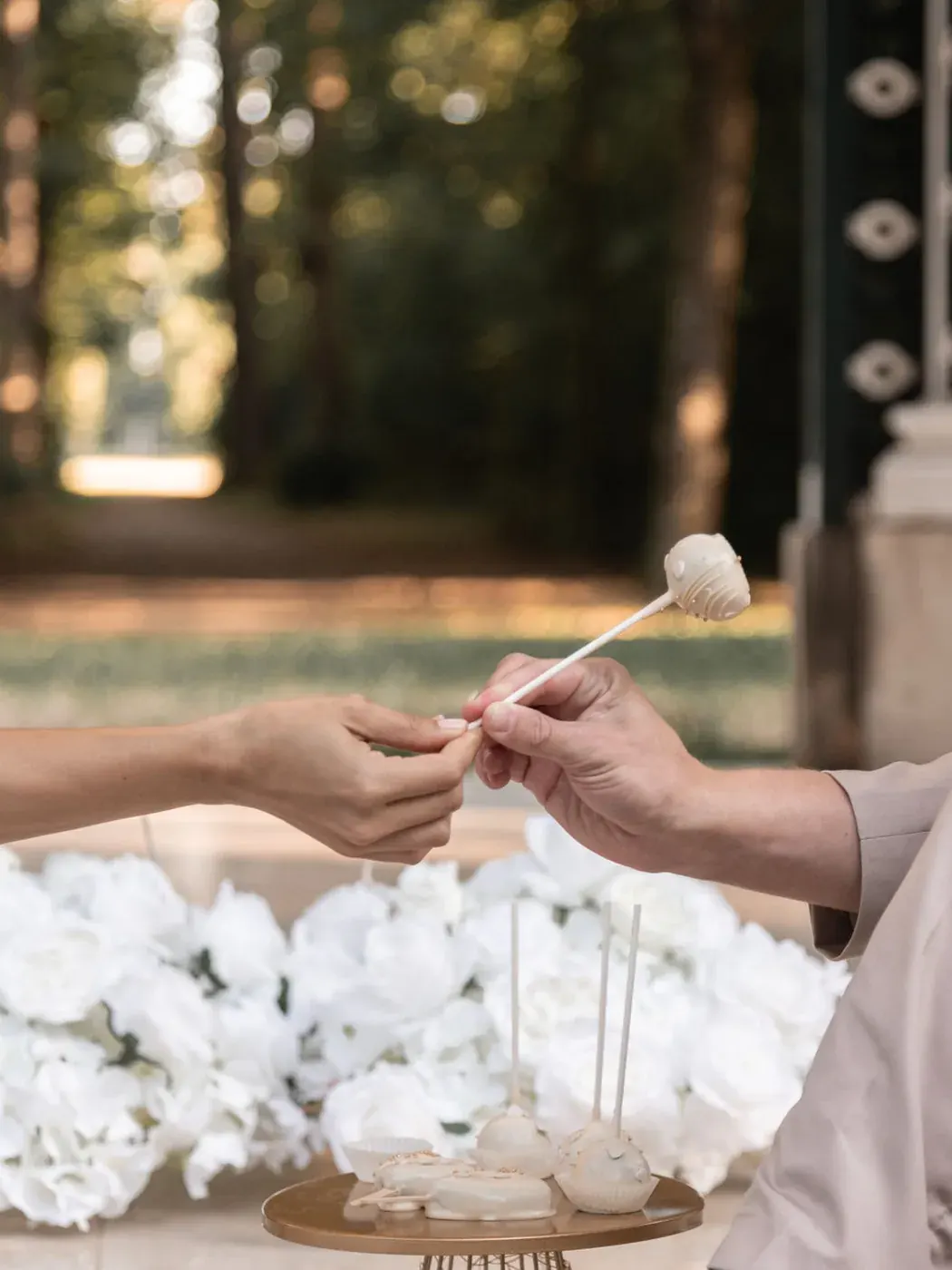 Er reicht ihr einen Cake-Pop