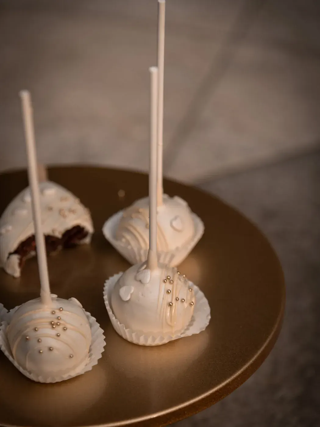 Cake-Pops auf goldenem Tellerchen
